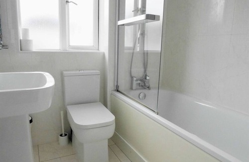 Kew Apartment | Triple Room Ensuite @ Kew Rooms