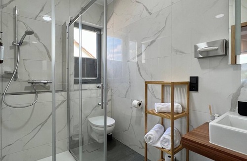 Weiskirchen Apartment | Triple room - JUNIPRO Hotel Schinderhannes