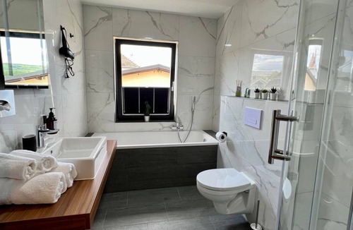 Weiskirchen Apartment | Triple room - JUNIPRO Hotel Schinderhannes