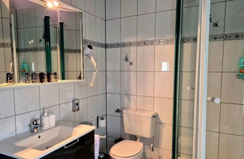 Idar-Oberstein House | Triple Room Shower/WC - Hotel Schloßschenke