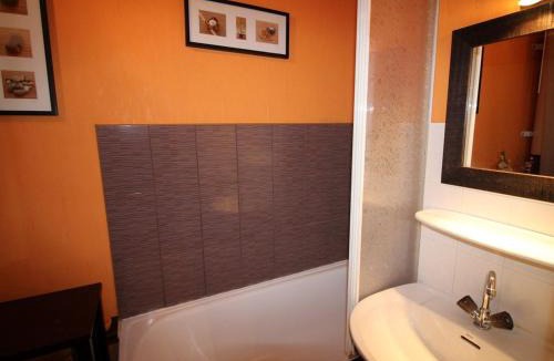 Auris Apartment | Triplex confort à 400m des pistes, 3 niveaux, 2 chambres, casier à skis, parking gratuit, Auris en Oisans - FR-1-297-66