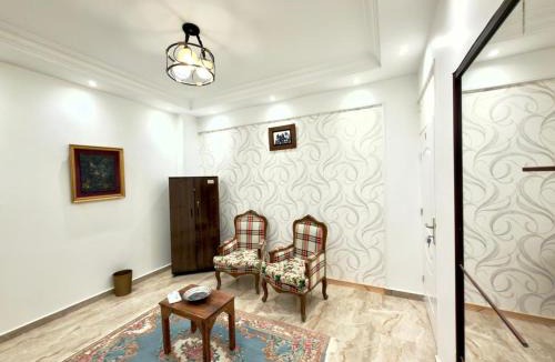 Al Haram House | TriPyramids Suites