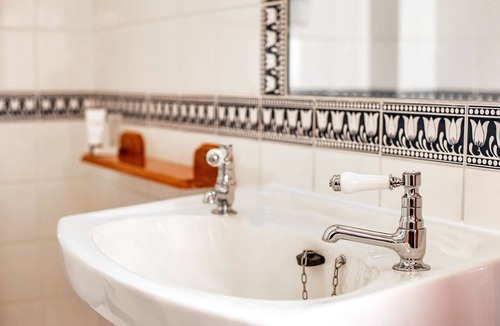Crawley House | Trivelles Waterhall Country Hotel - Gatwick