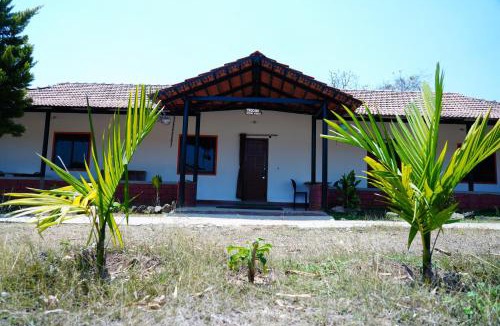 Heggadadevankote Hotel | Trogon resort