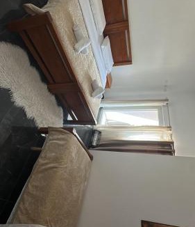 Shale Hotel | Trojet e Mija