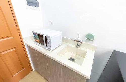 Maribago Condo | Tropical 2BR with pool Pets OK and Walk to near famous beach spot in mactan