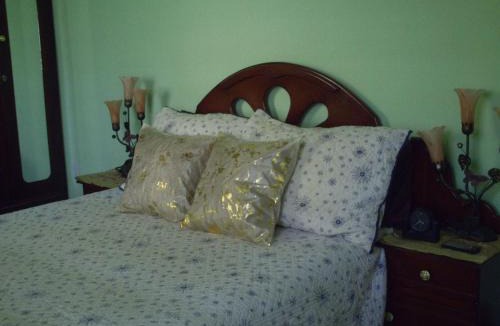 Douglas Apartment | Tropical Apartment with private patio, Walk to Beaches, Shops and Cafes