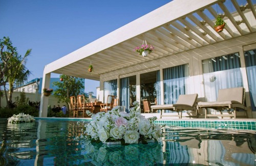 Thuan An Villa | Tropical backyard & Luxury wooden villa, 5 min to local night market, 10 to Mall