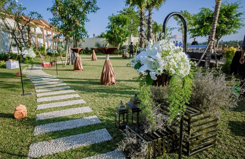 Thuan An Villa | Tropical backyard & Luxury wooden villa, 5 min to local night market, 10 to Mall