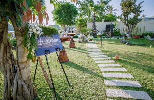 Thuan An Villa | Tropical backyard & Luxury wooden villa, 5 min to local night market, 10 to Mall