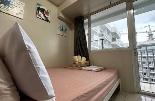Barangay 76 Apartment | Tropical Balcony Pool View, 14th floor, MOA, Netflix, Airport at Shell Residence