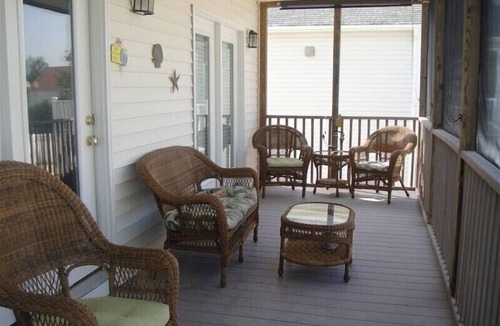 Crescent Beach House | TROPICAL BEACH HOUSE