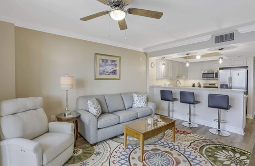 Marco Island Condo | Tropical beachfront condo w/pool, patio & grill
