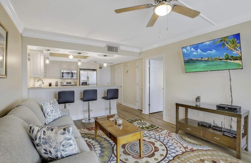 Marco Island Condo | Tropical beachfront condo w/pool, patio & grill