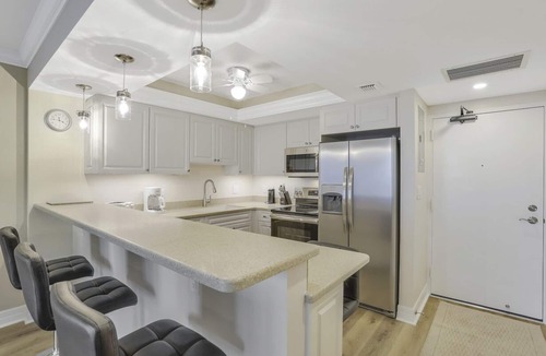 Marco Island Condo | Tropical beachfront condo w/pool, patio & grill