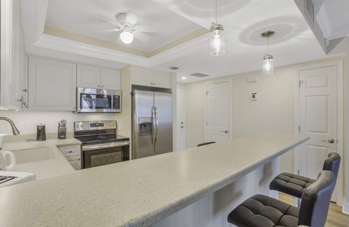 Marco Island Condo | Tropical beachfront condo w/pool, patio & grill