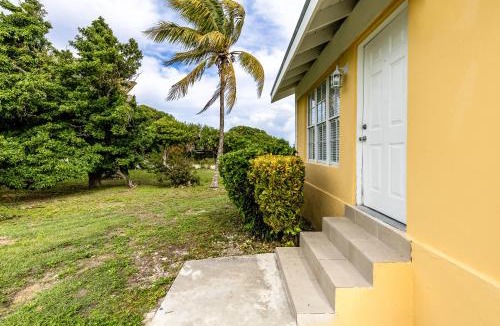 Bottle Creek Apartment | Tropical Bottle Creek Getaway with Kitchen, Free WiFi & On-Site Parking