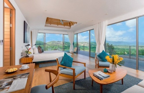 Choeng Thale Villa | Tropical Castle Villa Phuket