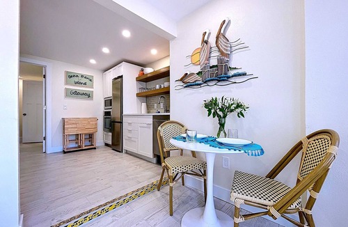 Bradenton Beach Condo | Tropical Crtyd Steps to Beach & Bridge St