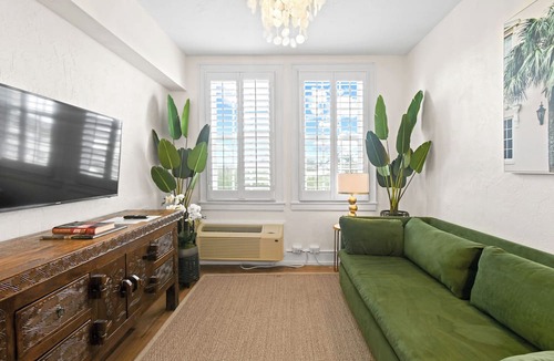 Palm Beach Condo | Tropical Delight 1 br Condo wPool in Palm BeachSteps to Beach, Dining