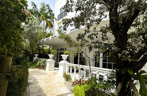 South Pointe Apartment | Tropical Escape