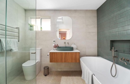 Anna Bay House | Tropical Family Haven Near Beach and Rock Pools