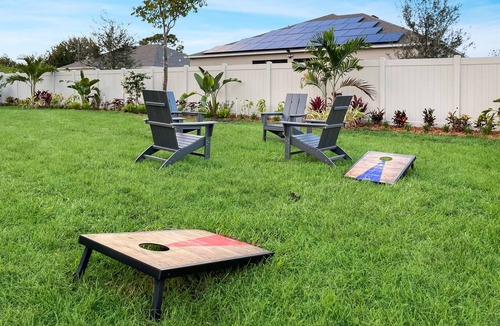 Port Saint Lucie House | Tropical Garden | Fast WiFi | 5 TVs | Fenced Yard