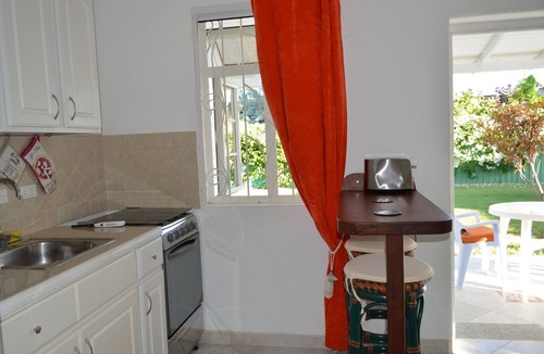 Silver Sands Apartment | Tropical Gecko Studio - Only 80 meters from the Ocean!