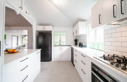 Hermit Park House | Tropical getaway 10 min to city