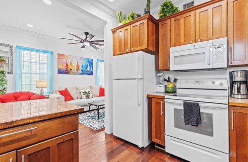 The Meadows Apartment | Tropical Heron Hideaway w/Hot Tub + Pool