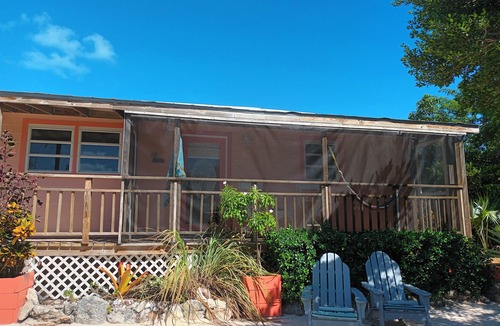 Morris Settlement Cottage | Tropical Hideaway - walk to the beach!