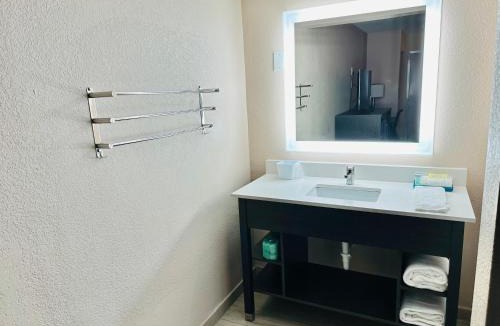 Clearwater Hotel | Tropical Inn & Suites, downtown clearwater