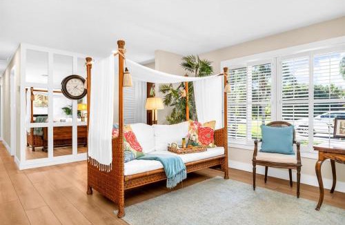 Palm Beach Gardens House | Tropical Mango Bungalow Pool Close to Beach!