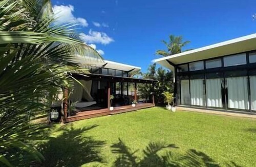 Mission Beach House | Tropical Modernist Retreat is set up as a contemporary beach abode