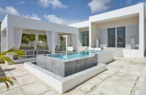Porters House | Tropical Oasis by Beach with Pool - Footprints South