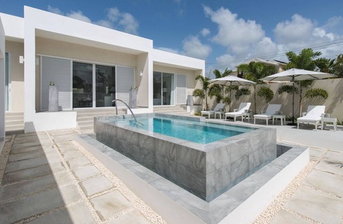 Porters House | Tropical Oasis by Beach with Pool - Footprints South