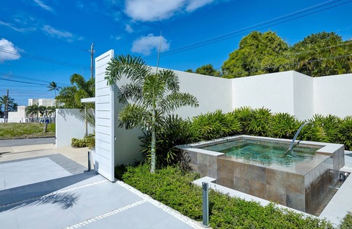 Porters House | Tropical Oasis Near Beach with Pool - Footprints North