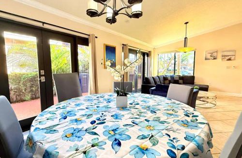 Sunset House | Tropical Oasis home w Community Pool great area