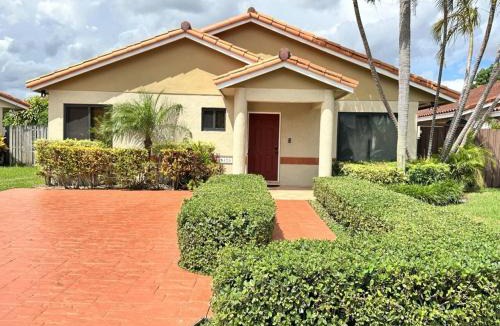 Sunset House | Tropical Oasis home w Community Pool great area