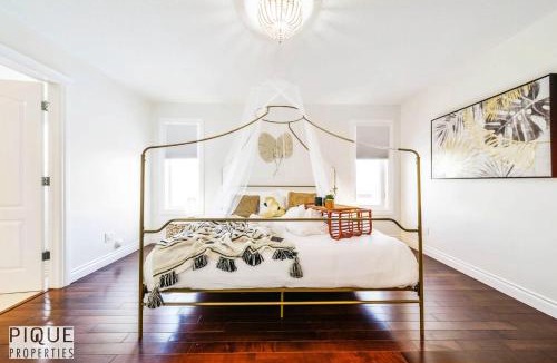Jasper Place House | Tropical Oasis - King Beds - Free Netflix & Parking - Fast Wi-Fi