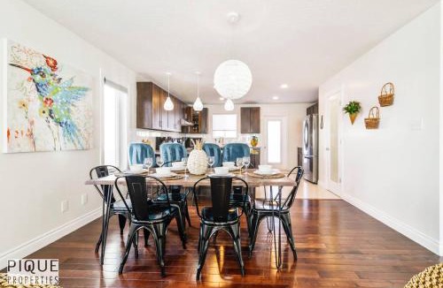 Jasper Place House | Tropical Oasis - King Beds - Free Netflix & Parking - Fast Wi-Fi