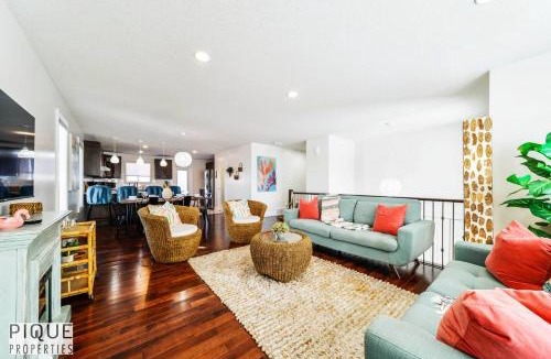 Jasper Place House | Tropical Oasis - King Beds - Free Netflix & Parking - Fast Wi-Fi