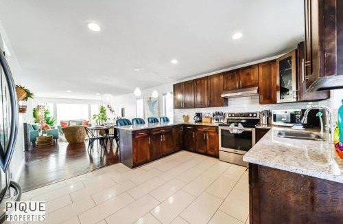 Jasper Place House | Tropical Oasis - King Beds - Free Netflix & Parking - Fast Wi-Fi