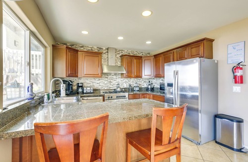 Townsite House | Tropical Oceanside Home w/Deck, Walk to Beach