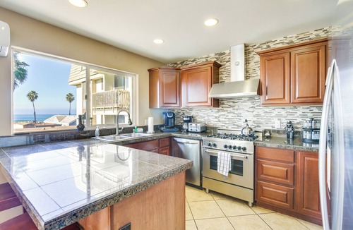 Townsite House | Tropical Oceanside Home w/Deck, Walk to Beach