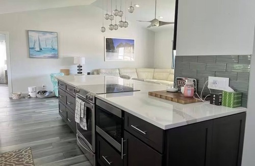 Tequesta House | Tropical paradise - 3 bedrooms, a pool & a Tiki Hut in beautiful Jupiter Florida