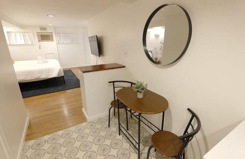 Mount Pleasant Apartment | Tropical Paradise by the Park