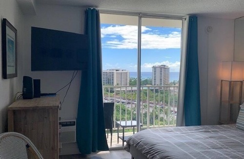 Waikiki Apartment | Tropical Paradise Getaway Ocean & Lush Tropical Views Pool, BBQ & WI-FI Inn on the Park 1503