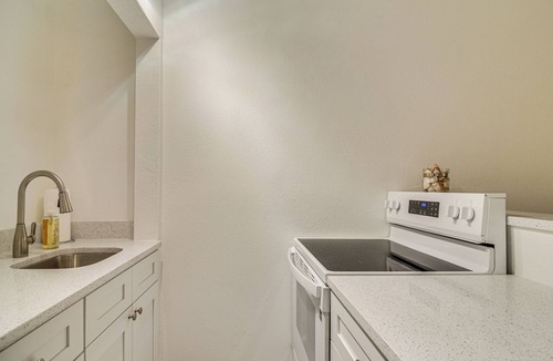 Pass-a-Grille Historic District Apartment | Tropical Pass-a-grille Gem w/Direct Beach Access!