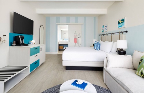 New Town Hotel | Tropical Playground | Relaxed Key West Stay w/Pool, Karaoke Nights & Tiki Bar